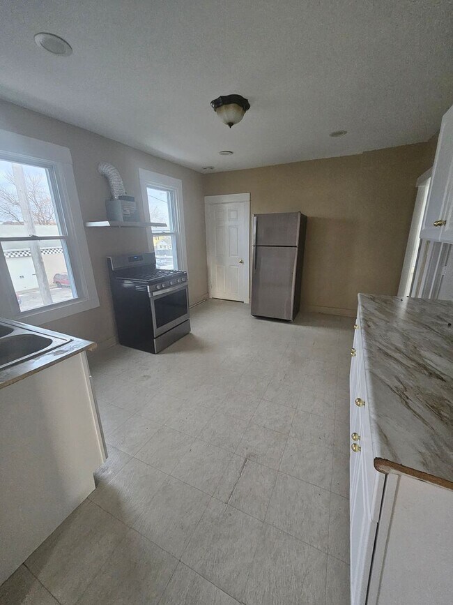 Photo - Upper 3 bedroom unit west side