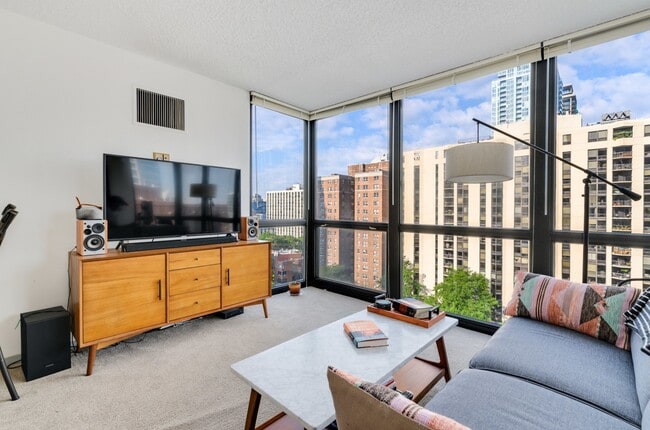 Photo - 1122 N Clark St Unit 1122
