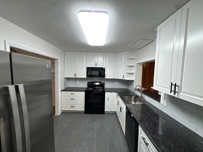 Photo - 4 bedroom 2.5 bath house with large yard!!