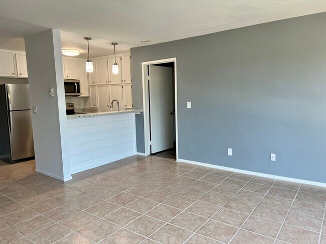 Vista de la cocina y la entrada del dormitorio principal desde la sala de estar. - 5710 Baltimore Dr