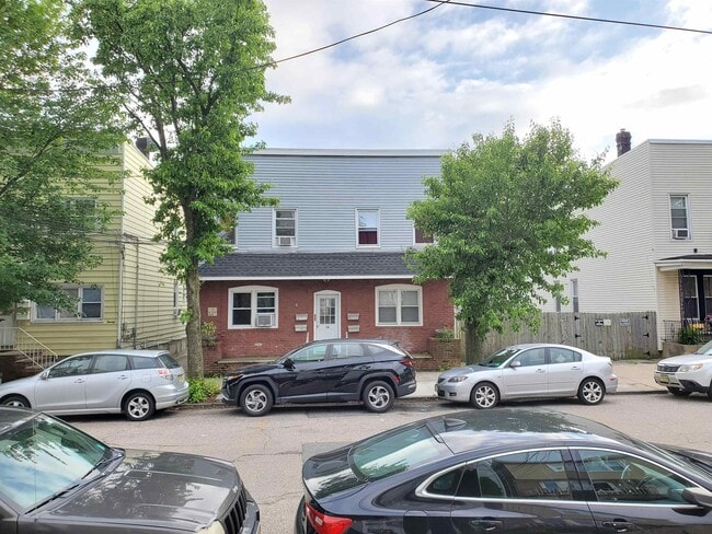 Building Photo - 18 Mechanic St Unit 2