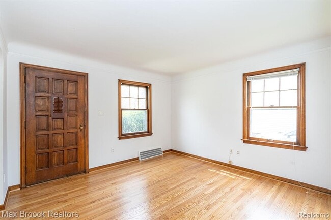 Photo - 1587 Leroy St