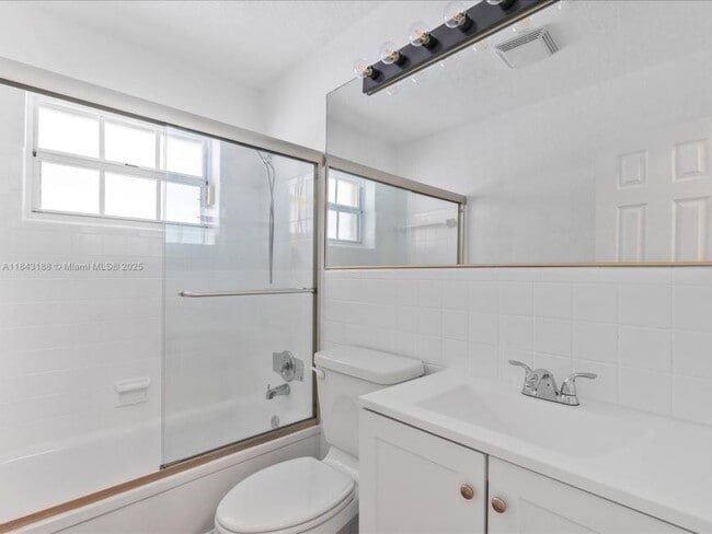 Photo - 4 bedroom in Plantation FL 33317