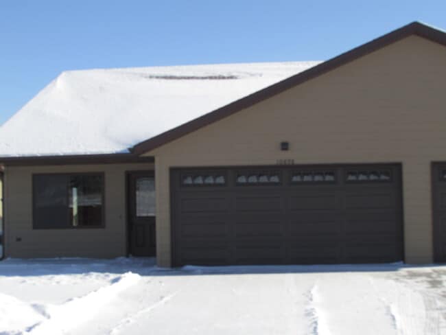 Building Photo - 3 BEDROOM | 2 BATH | GARAGE | NEWER TOWNHO...