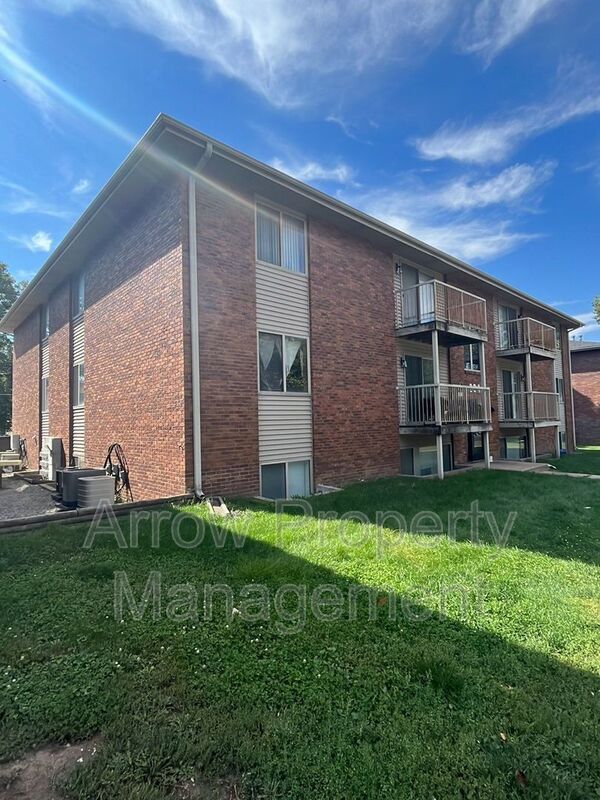 Building Photo - 3341 Holdrege St Unit 7