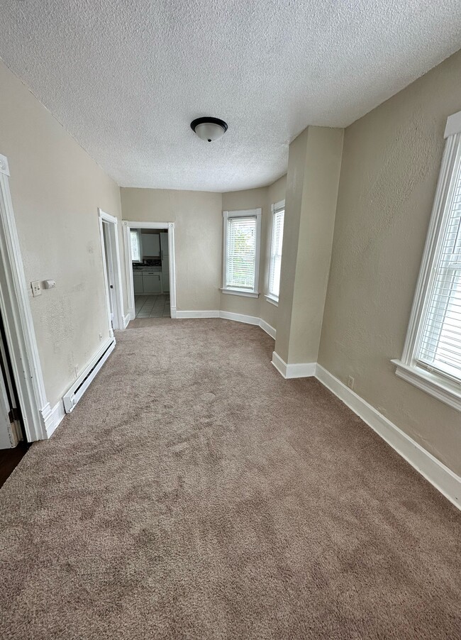 Building Photo - 331 Kaufmann Ave Unit 1/2 Rental
