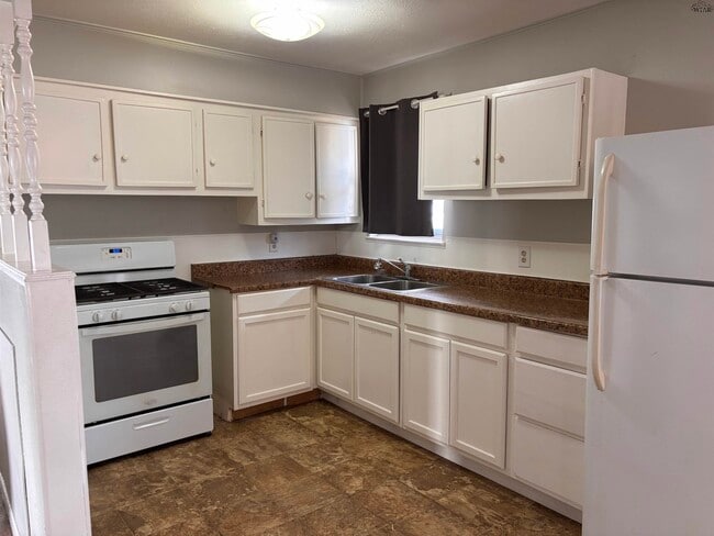 Photo - 1407 Harris Ln