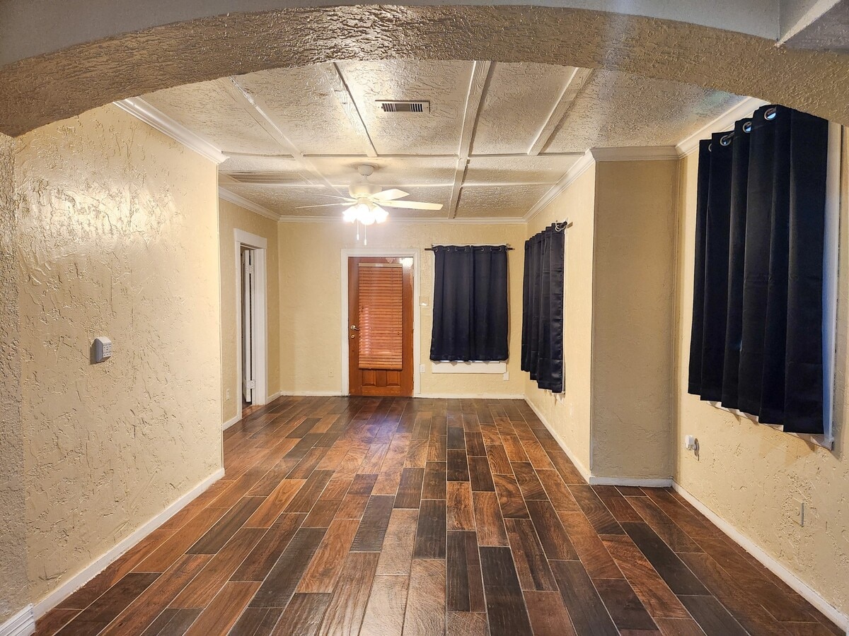 Photo - 2222 Hogg St