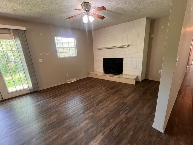 Photo - Brentwood 3 bedroom & 2 bathroom home, Huge Fenced Yard