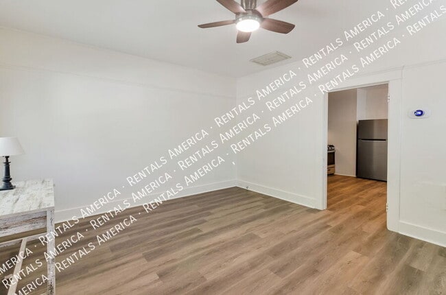 Photo - 826 E 6th St