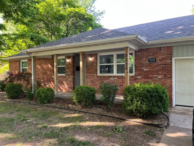 Building Photo - Recently Remodeled 3 Bed / 2 Bath near Mercy Hospital