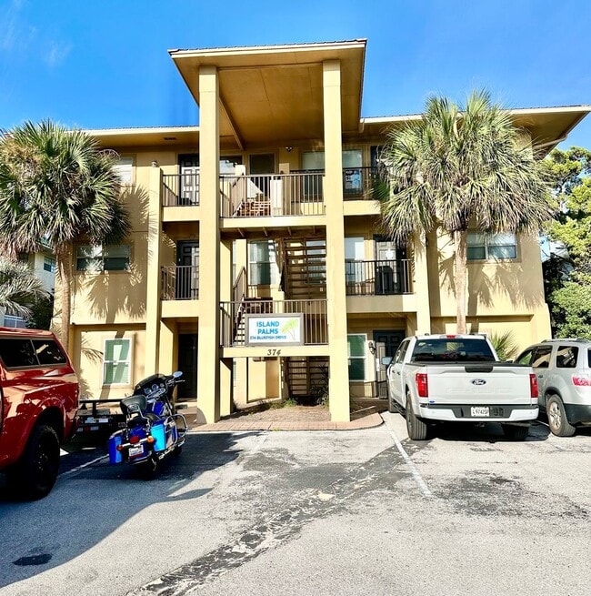 Building Photo - Furnished 2 bedroom condo 1 block from the...