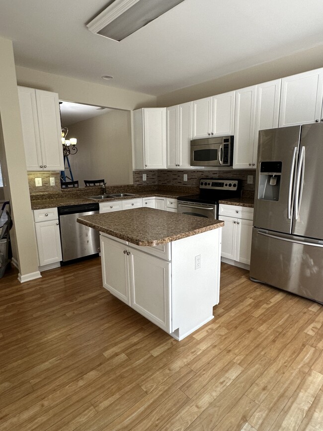 Kitchen View 1 - 1237 Yarbrough Way Casa Adosada