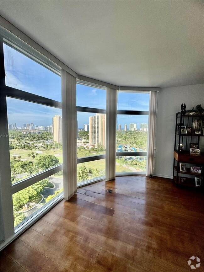 Building Photo - 20100 W Country Club Dr Unit PH-04 Rental