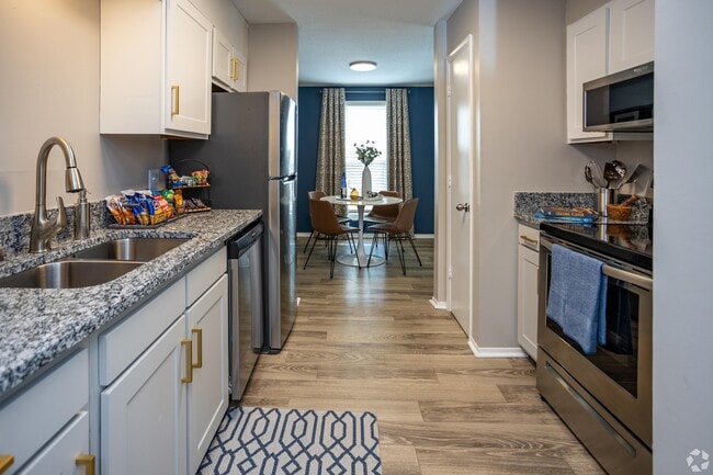 Cocina con encimeras de granito y electrodomésticos de acero inoxidable. - Ivy at West Hills