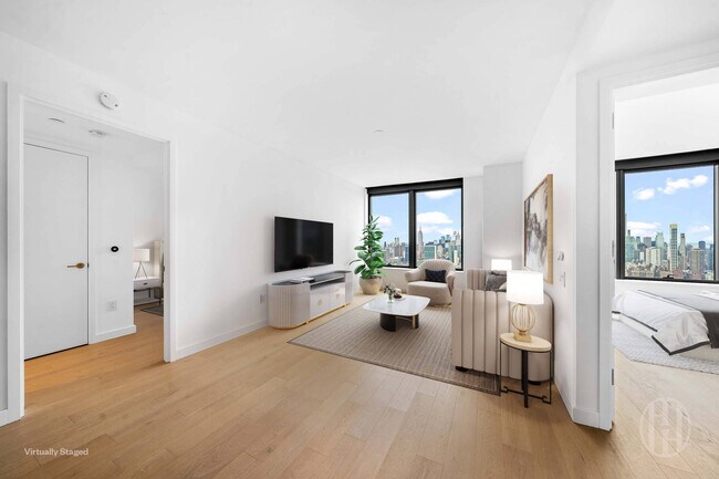 Photo - 3 Ct Square W Unit 5601