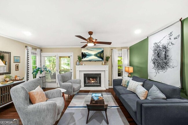 Photo - 404 McGill Pl NE