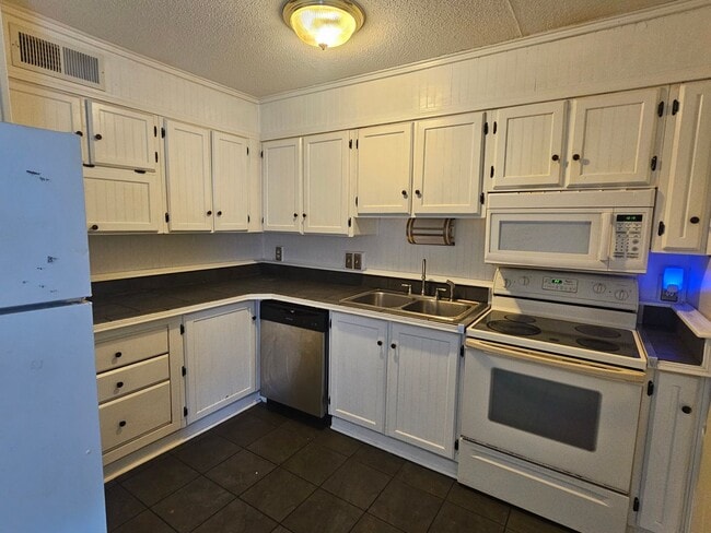 Photo - Updated 2BR Townhome Near S Beltline — Convenient Columbia Living