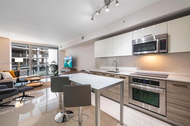 Building Photo - 1300 Brickell Bay Dr Unit 700