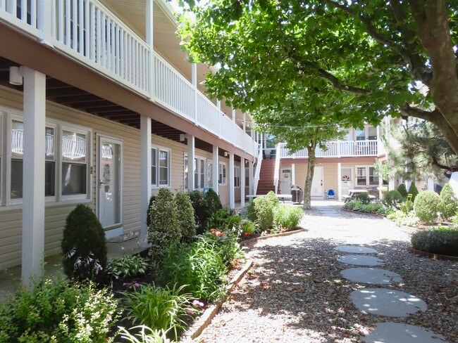 Building Photo - 6 N Newport Ave Unit B5
