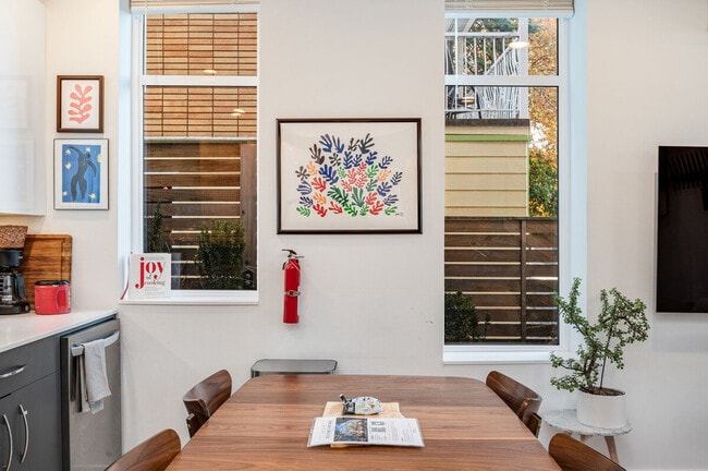 Photo - 764A Belmont Pl E Unidad GO FL4-ID1035944P