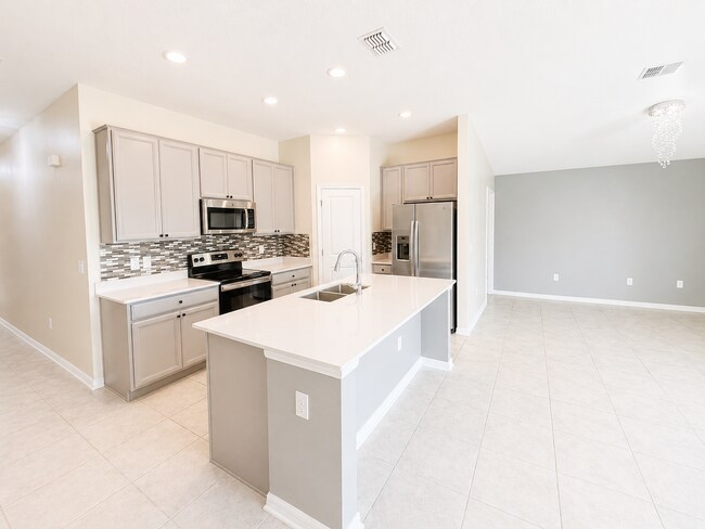 Charming 3-Bed Oasis with 2 Baths and 1,555 Sq Ft of Comfort in Haines City!