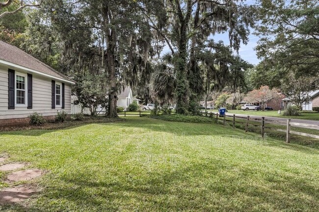 Photo - 18 Paddlecreek Ave