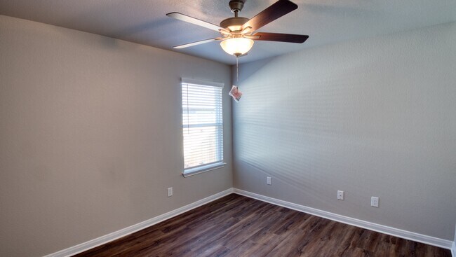 Photo - 610 Hollyhock Dr