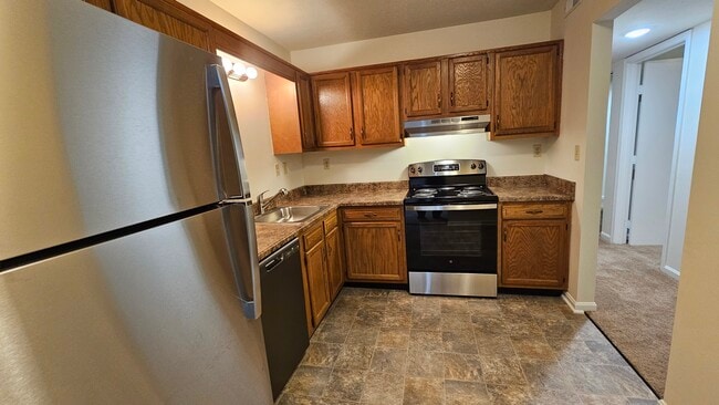 2BR, 2BA - 1100 SF - Kitchen