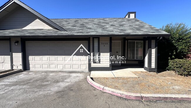 Spacious 2bd/2ba Duplex with 2 Car Garage - Spacious 2bd/2ba Duplex with 2 Car Garage House