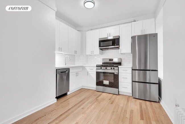 Photo - 300 W 17th St