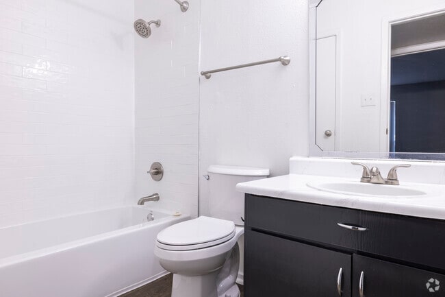 1BR,1BA - 554SF - Bathroom - Treehouse Apartments