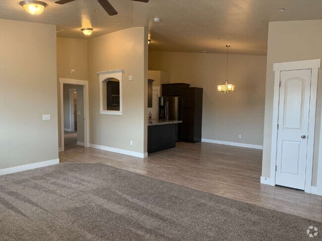 Building Photo - HUGE & SPACIOUS 3 bedroom/ 2-bathroom cond... Rental