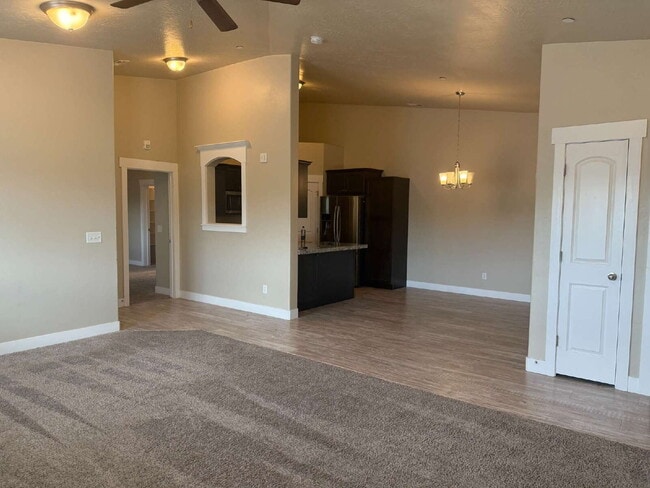 HUGE & SPACIOUS 3 bedroom/ 2-bathroom cond... - HUGE & SPACIOUS 3 bedroom/ 2-bathroom cond... Apartment