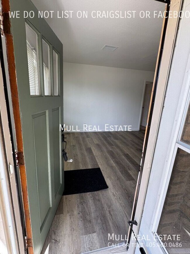 Photo - 1801 Oxford Way