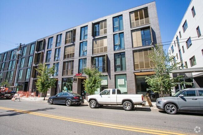 Building Photo - LARGE Luxury One Bedroom near Salt and Str... Rental