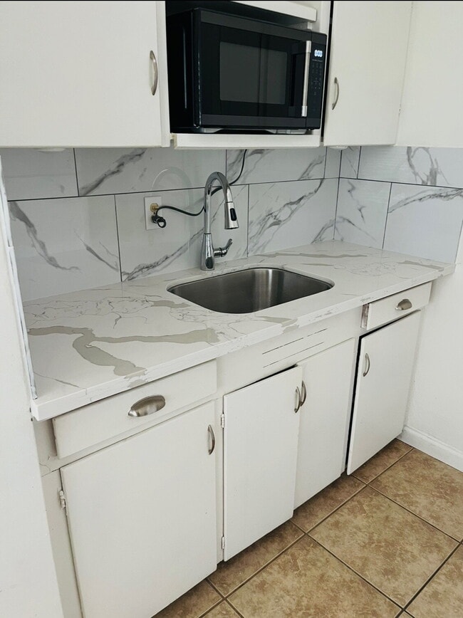 Photo - 1 bed 1 bath unit available close to downtown Tracy Unit D