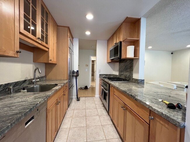 Photo - 2700 Le Conte Ave Unidad 204