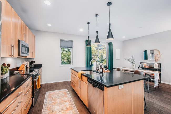 Photo - 824 E 27th St