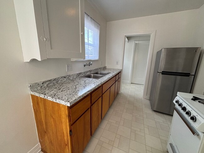 Photo - 2809-2821.5-28215 Rowena Ave Unidad 2815
