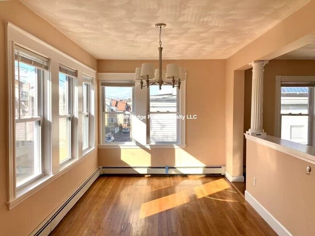 Building Photo - 60 Linwood St Unit 2