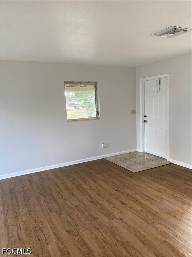 Building Photo - 216 Oregon Way
