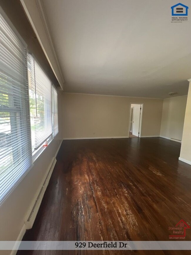 Photo - 929 Deerfield Dr