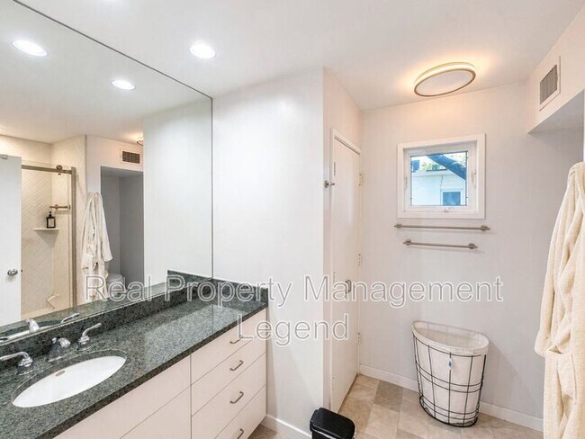 Photo - 4122 Travis St