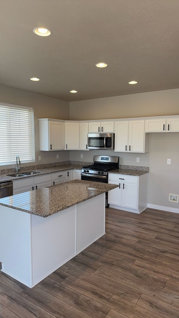 Building Photo - 5 Bedroom/3 Bathroom Harrisville! Rental