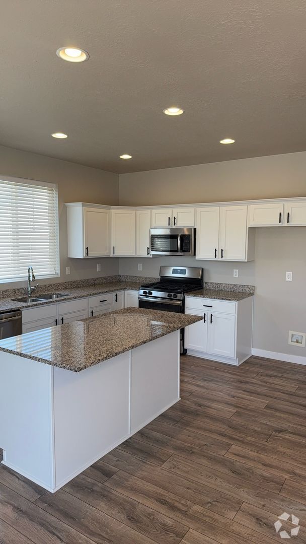 Building Photo - 5 Bedroom/3 Bathroom Harrisville! Rental