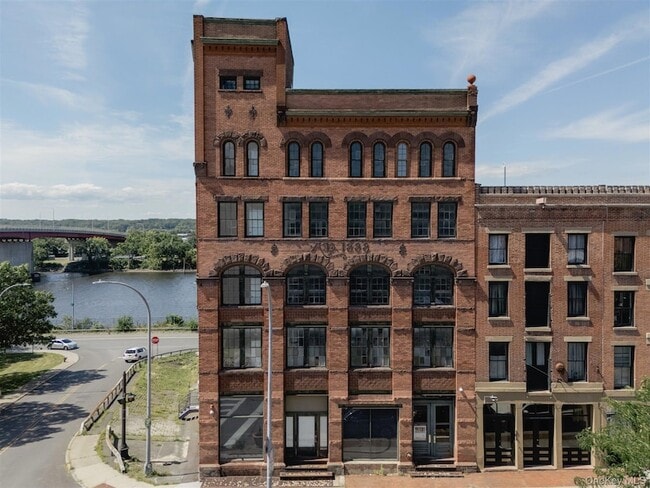 Building Photo - 155 S River St Unit 2D