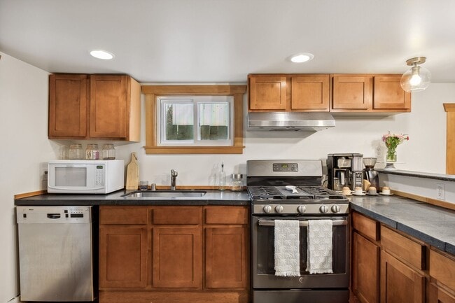 Photo - Georgetown Vibe, Modern Lines!