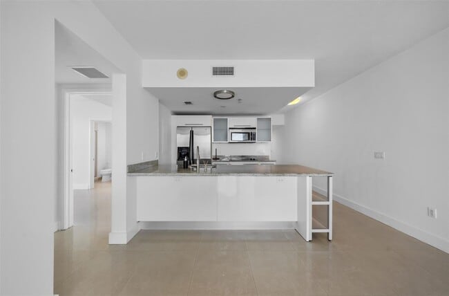 Photo - 185 SW 7th St Unidad 2302