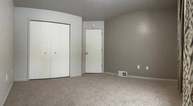 Clean bedroom with closet - 4417 Poinsettia Ave SE